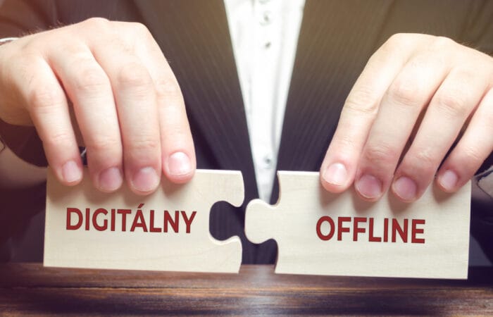 Dve drevené tabličky ktoré na seba nadväzujú. Jedna má napísané digitálny a druhá offline,