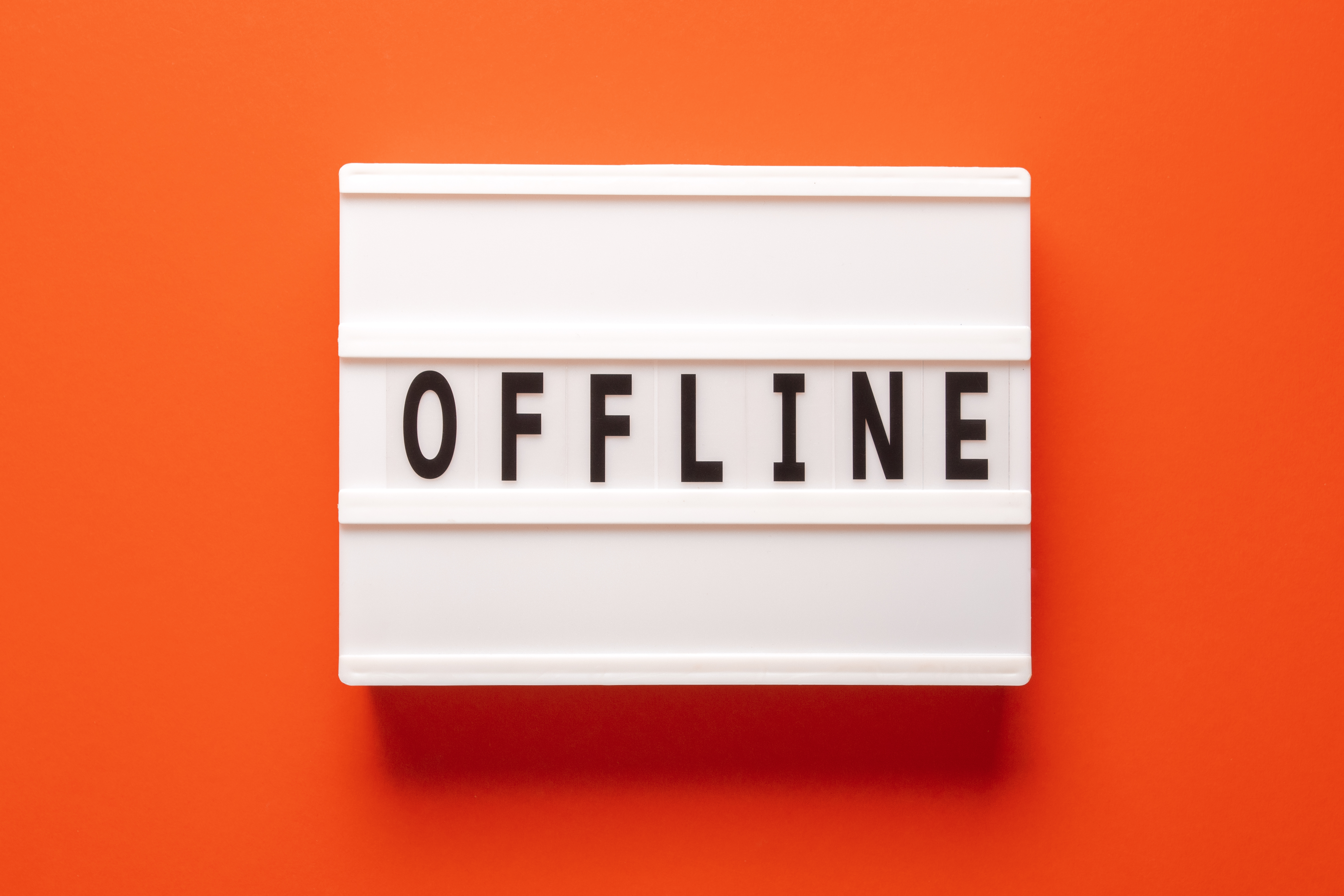 Offline - znamená, že zariadenie a jeho používateľ sú odpojení od globálneho internetu, koncept textu v lightboxe