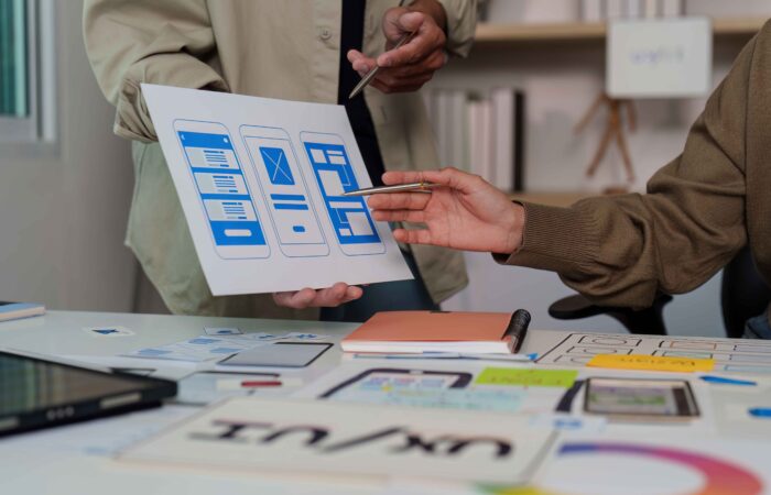 Ľudia vytvárajúci rozloženie webstránky