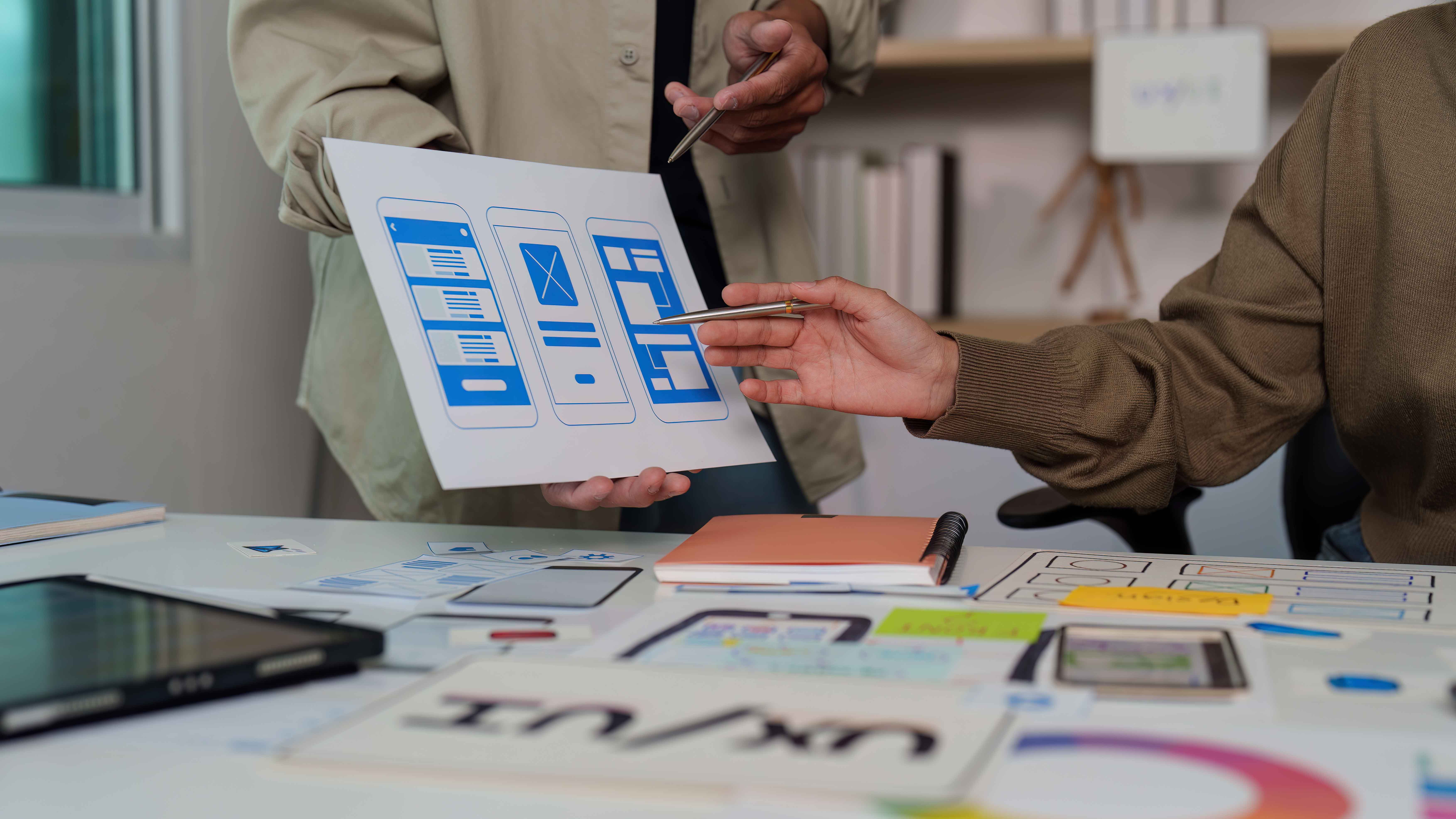 Ľudia vytvárajúci rozloženie webstránky