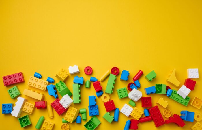 Časti stavebníc na žltom pozadí